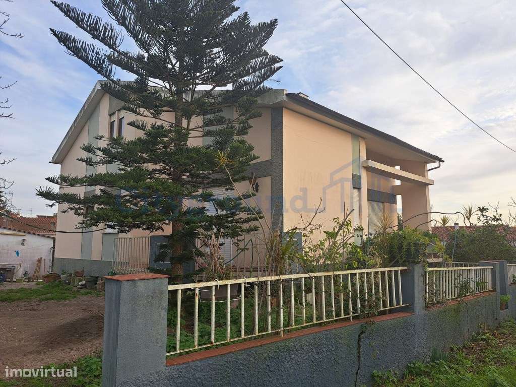 Moradia V5 com terreno urbano numa Localização Privilegiada em Leiria - Grande imagem: 4/28