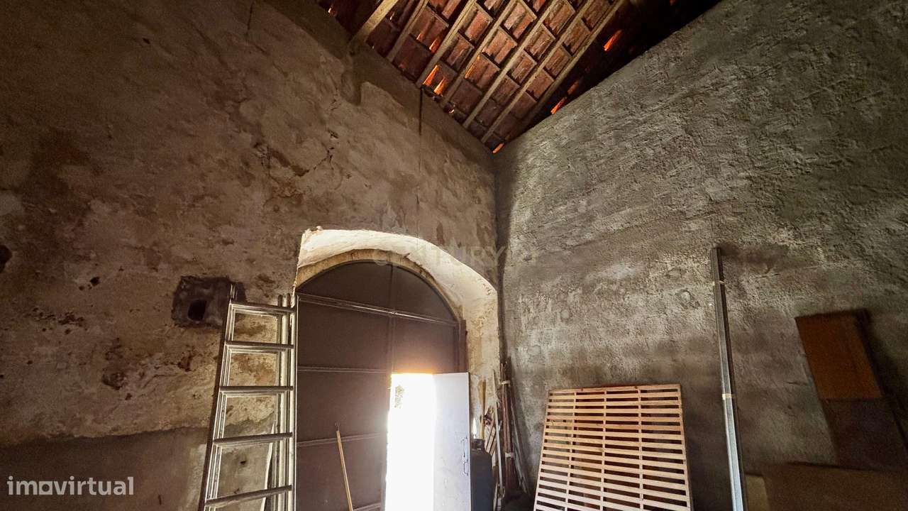 Moradia com T1+T2 Arrendados: Oportunidade no Gradil-25