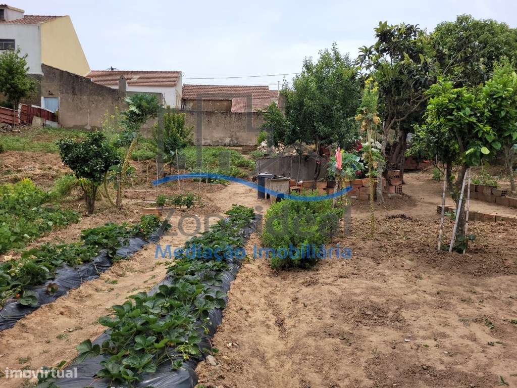 Moradia com quintal e terreno, localizada em Estribeiro, Abrigada, ...-18