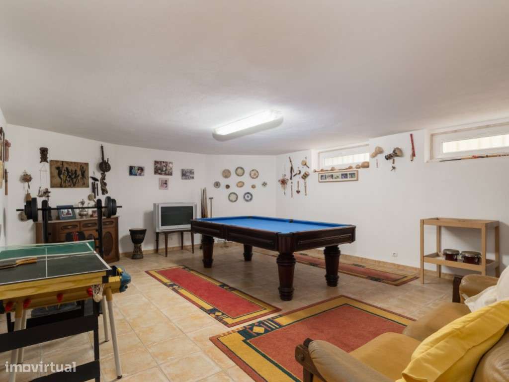 Moradia T4+1 localizada no bairro do 'Casal Novo'.-31