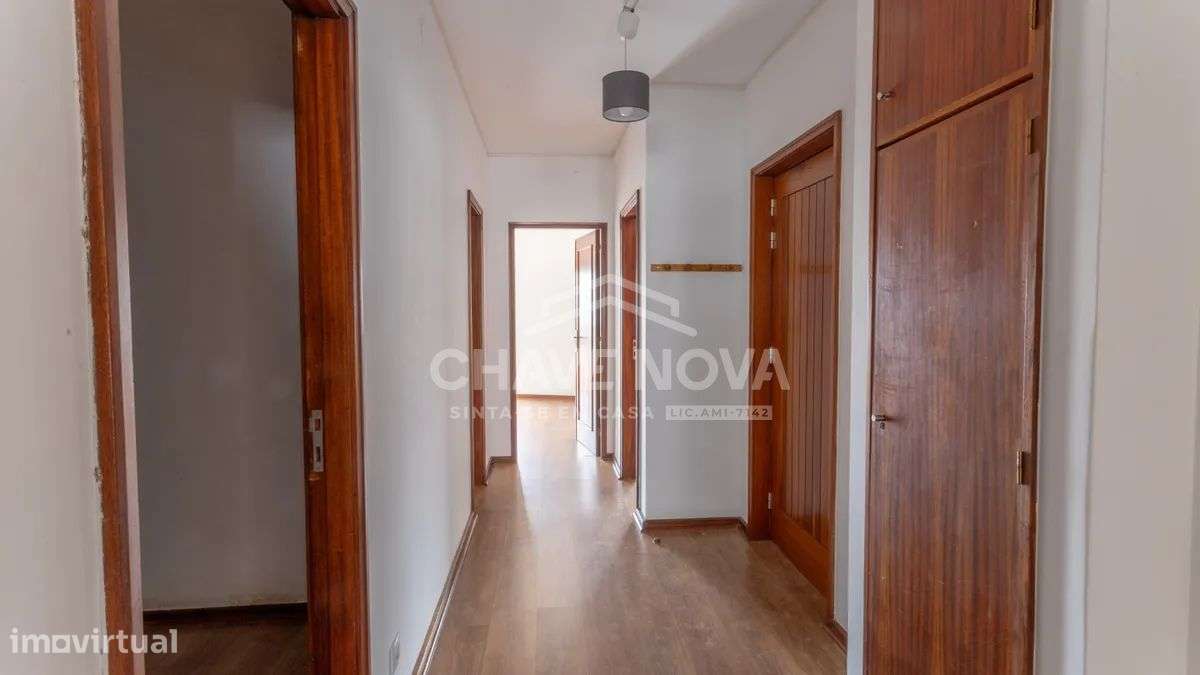 Apartamento T2 com varanda e garagem em Gaia-11