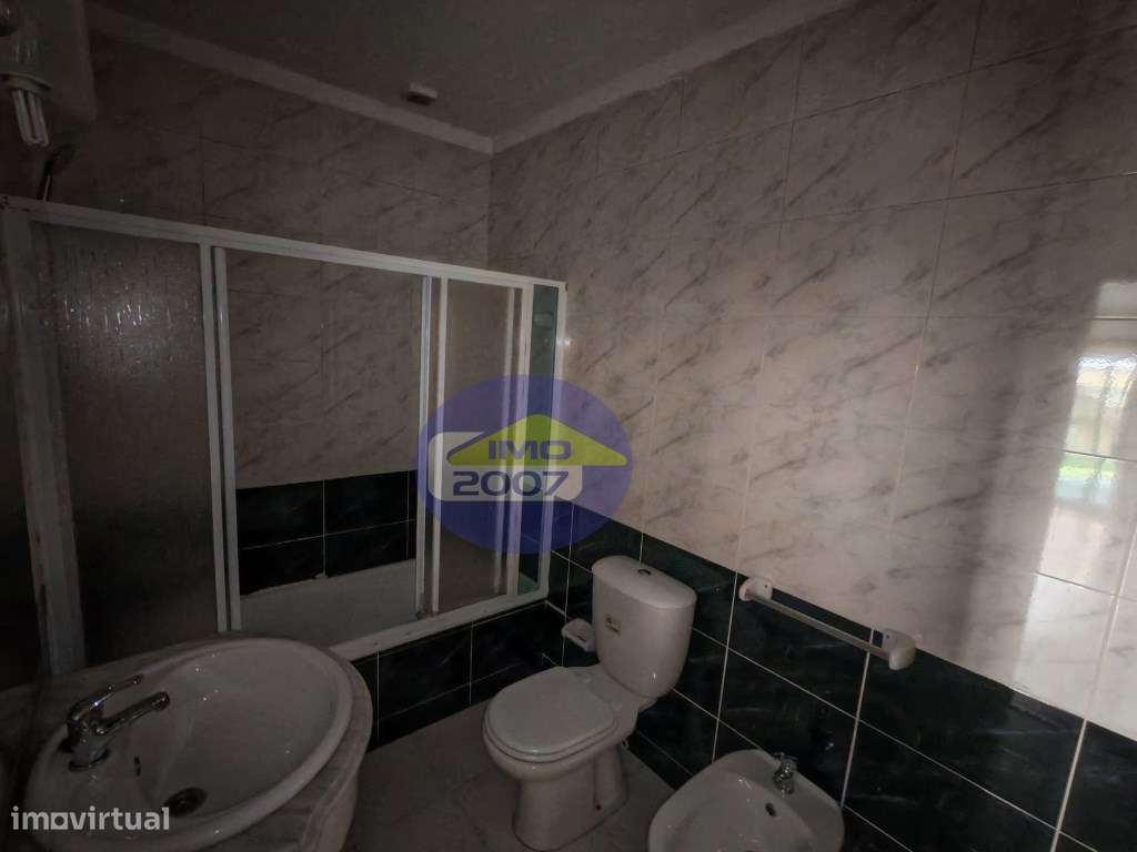 Apartamento T2 com terraço em Canelas-24