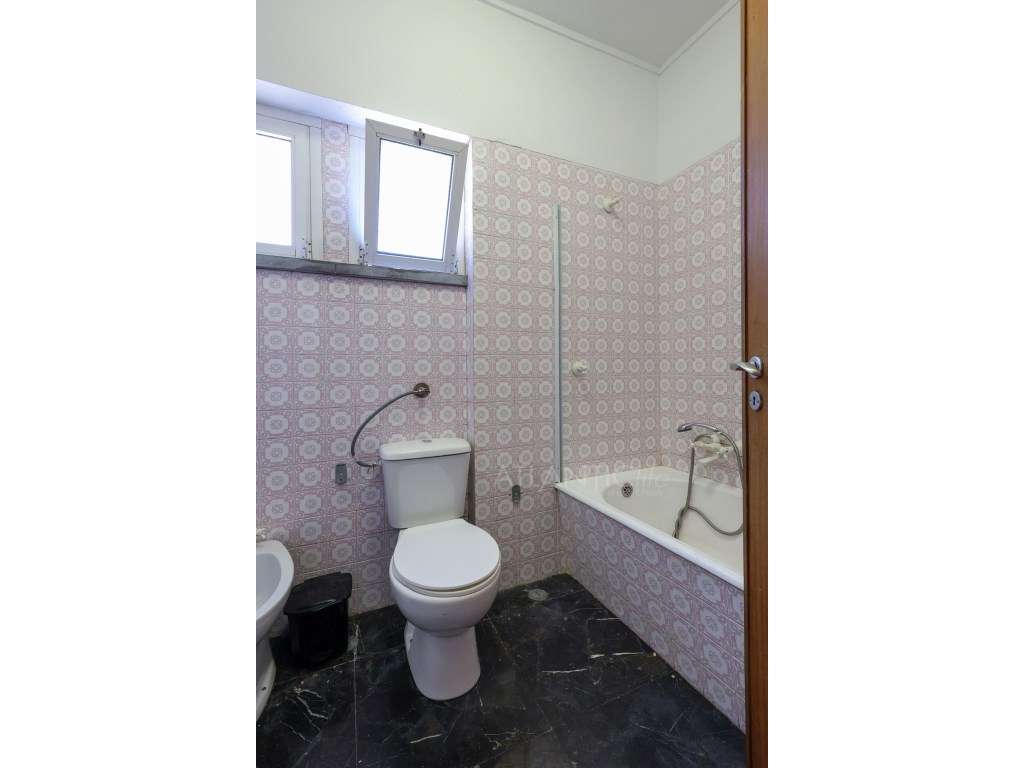 Moradia T6 em Monte Abraão-18