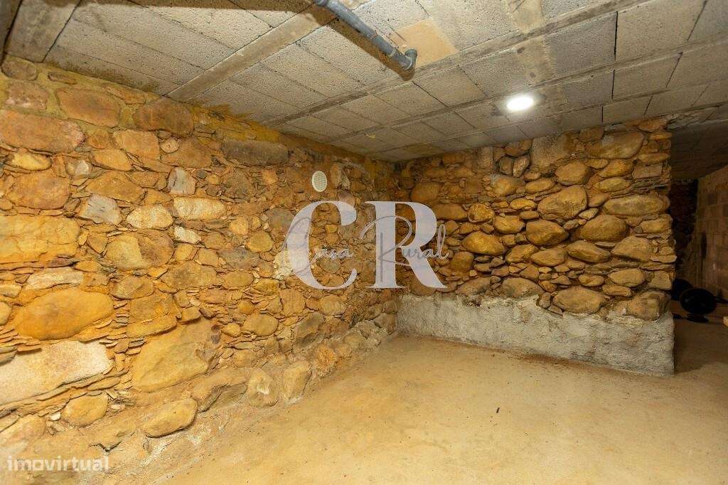 Fantástica moradia isolada em pedra com 3 quartos, varanda, pátio, ter-21