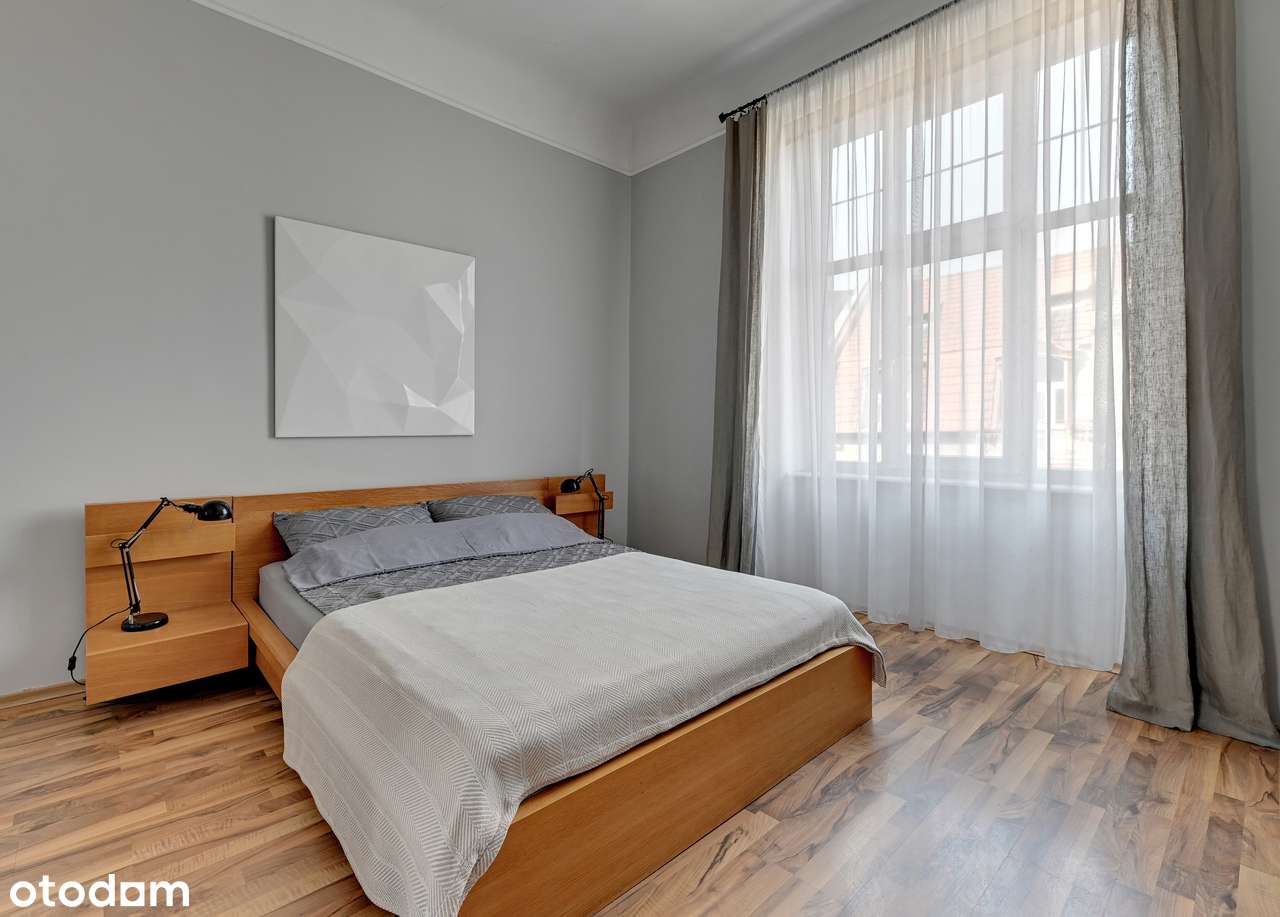 Ikona Gdańska za oknem | Przestronne mieszkanie w kamienicy 109 m²-1