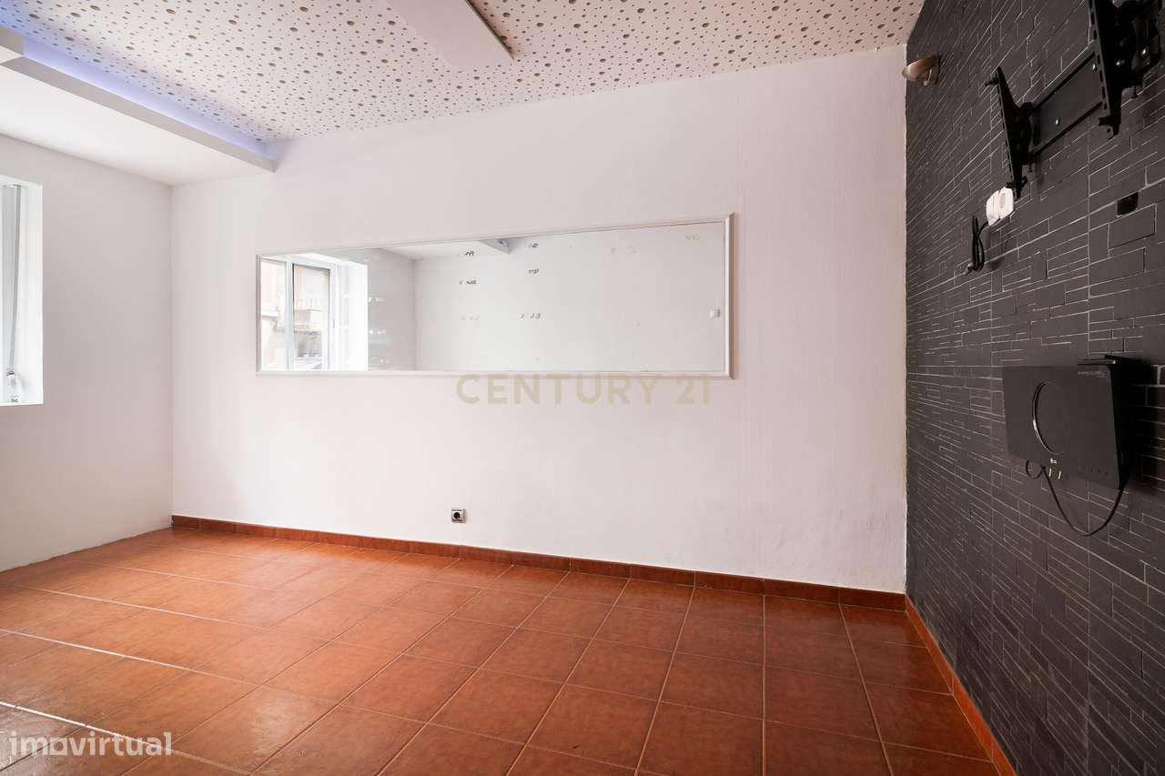 Apartamento T2+1 com Terraço no Centro de Odivelas-11