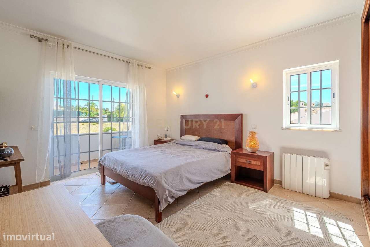 Moradia T2 Geminada C/ 2 Apartamentos Independentes e 238 M2 de Área E-13