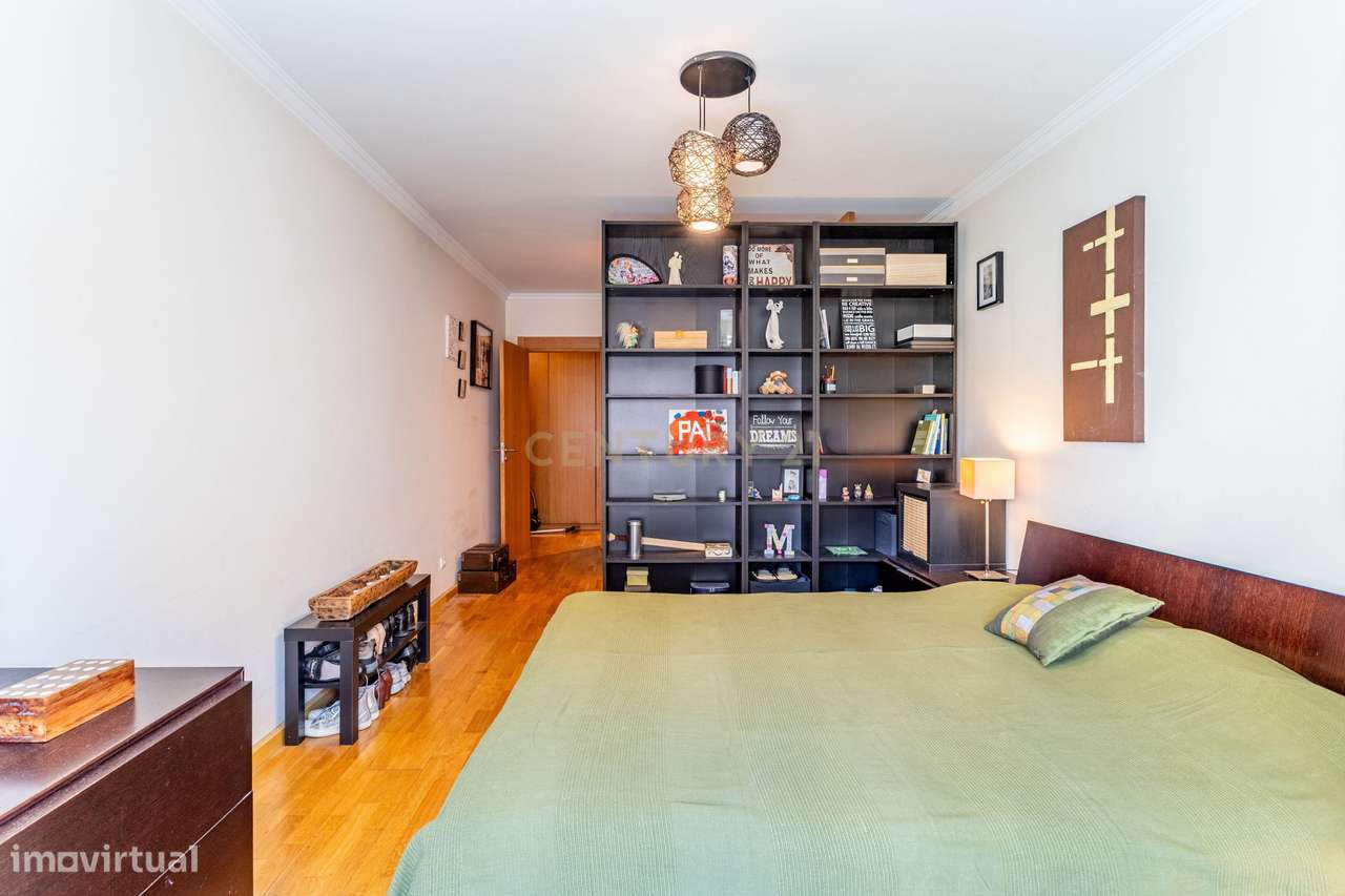 T2 com varanda, arrecadação e lugar de garagem – Rua São Bento Menni,-19