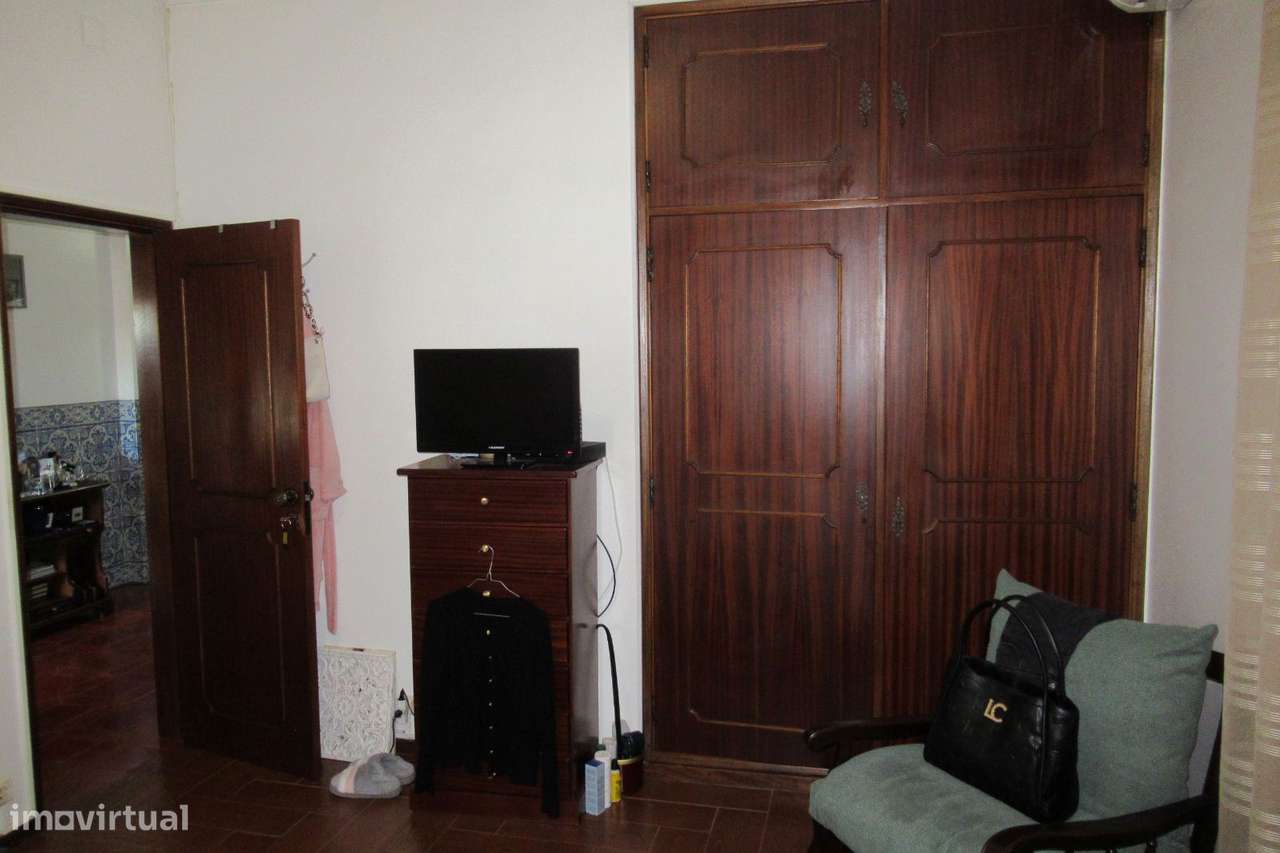 MORADIA ISOLADA COM COMÉRCIO E MORADIA DE R/C.-8