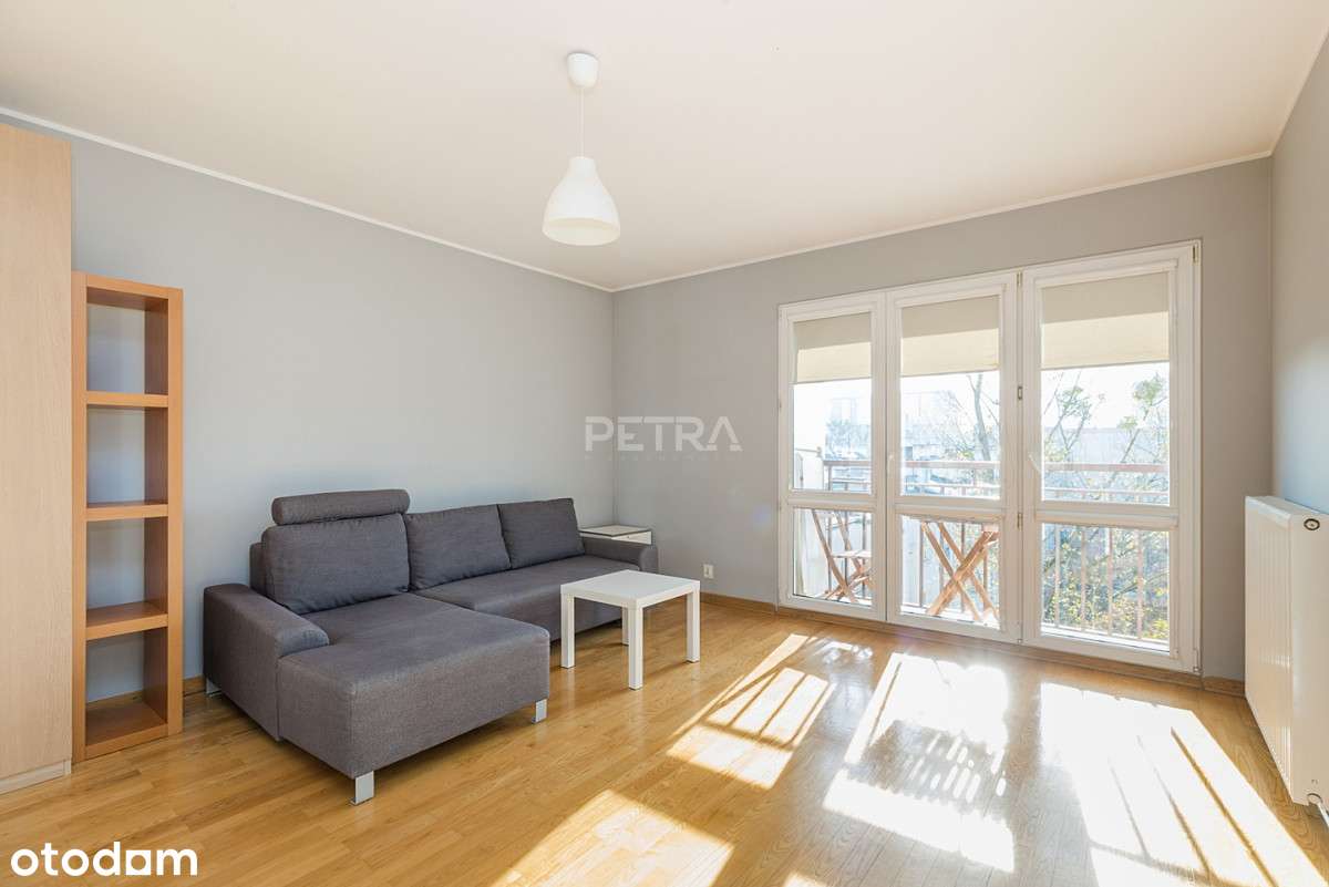 Dwupoziomowe mieszkanie przy stacji metra-11