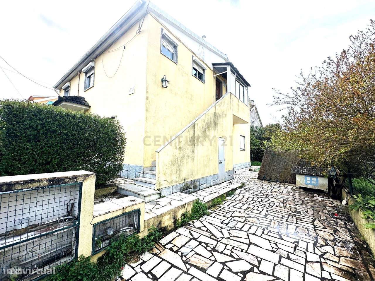 CAPARIDE-Moradia com 3 apartamentos independentes-36