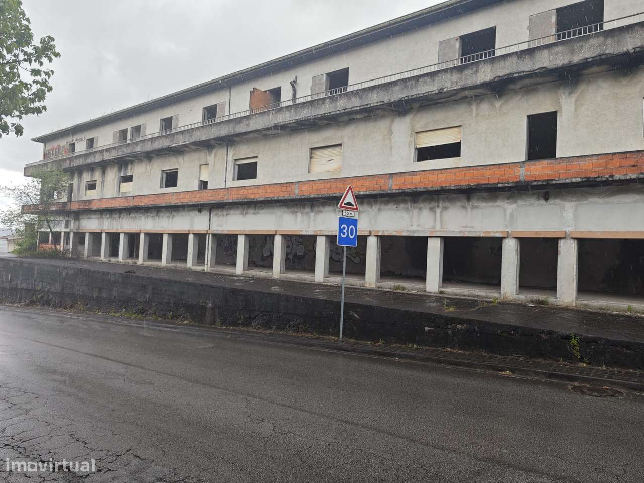 Edifício Inacabado com Enorme Potencial de Rentabilização-22