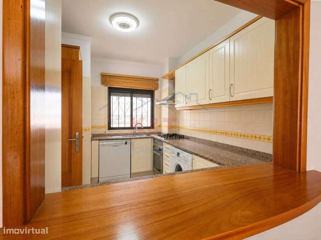Apartamento T2 com piscina e garagem a 200m do areal-9