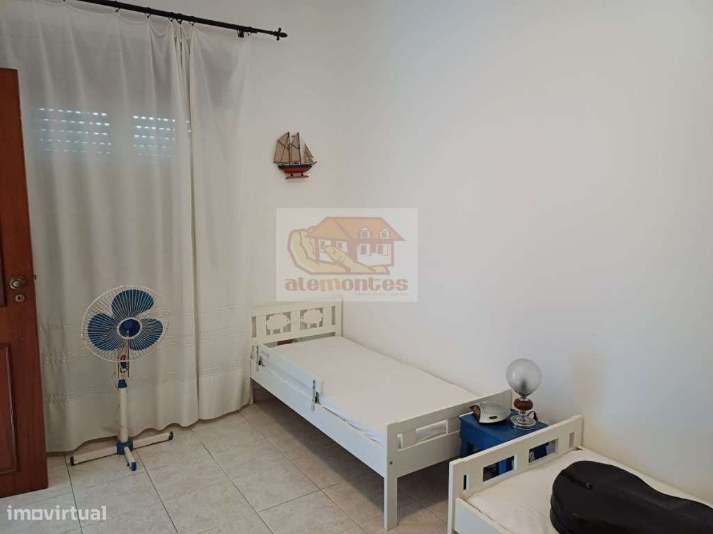 Moradia com quintal e piscina em Grândola para remodelar-6