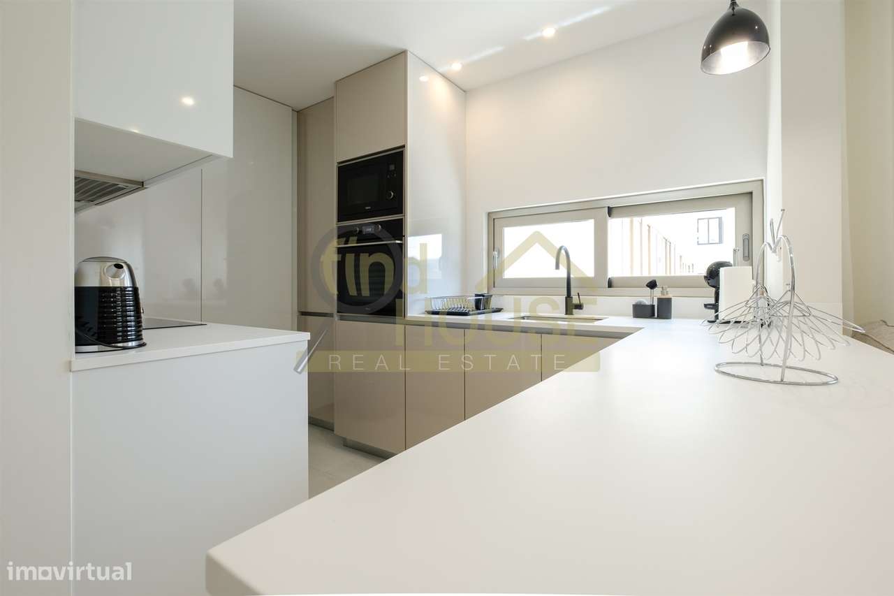 Vende-se T2 remodelado com garagem e arrecadação com vista para o jard-11