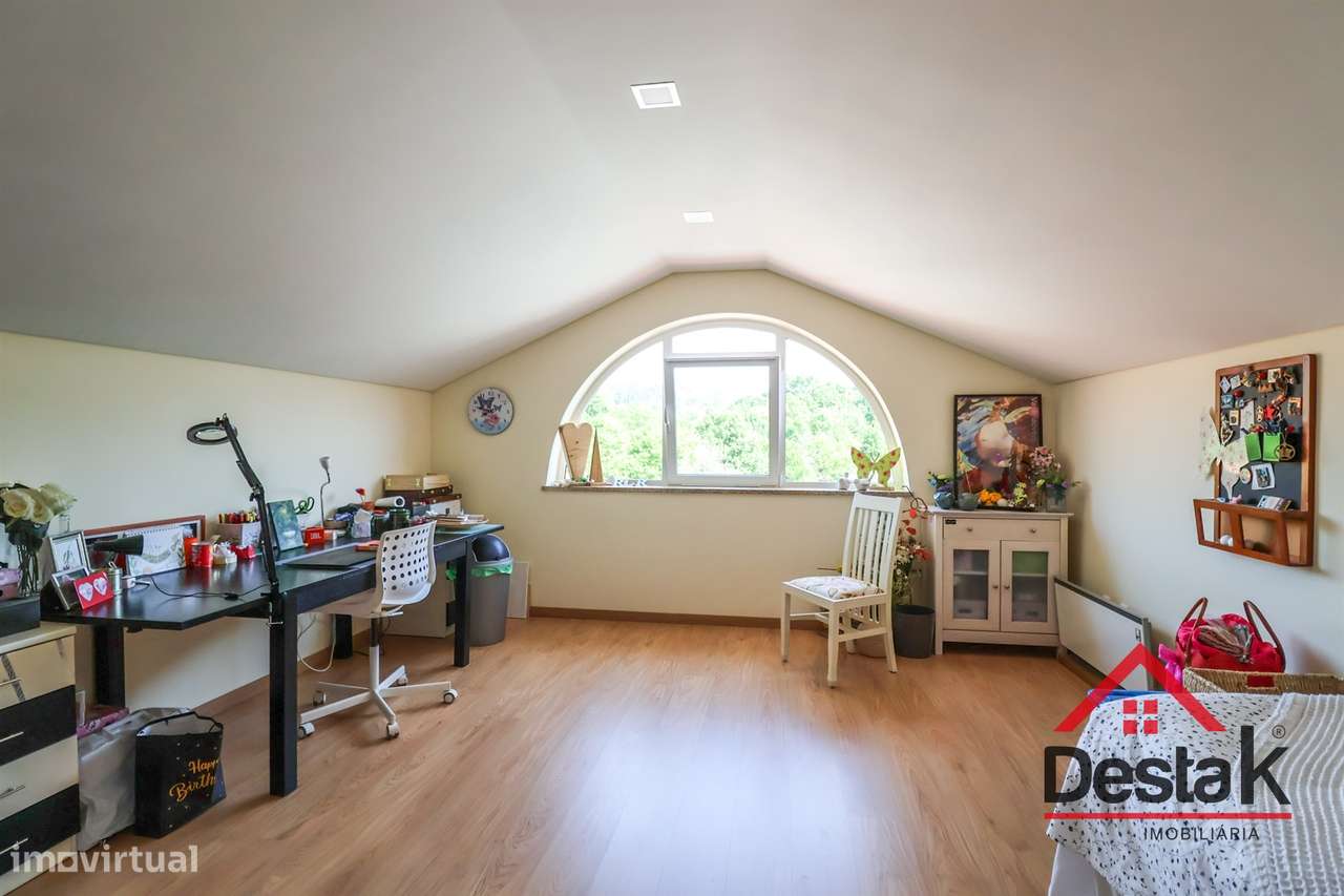 Fantástica Moradia isolada V4 em Lordosa, Viseu-36