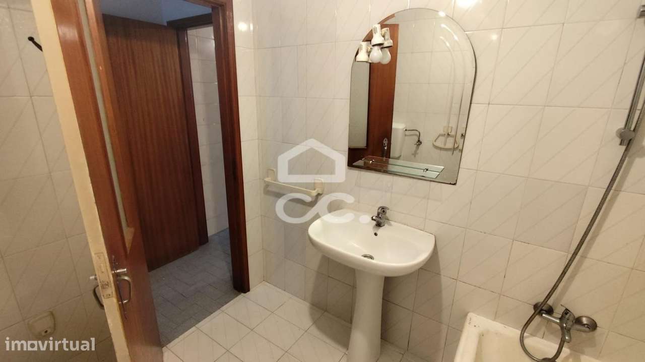 Moradia em Gaveto com Dupla Possibilidade: Habitação + Investimento em-23