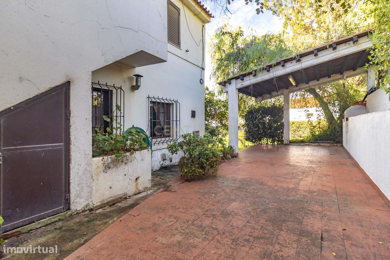 Moradia com construções de apoio, piscina e localização priviligiada-36