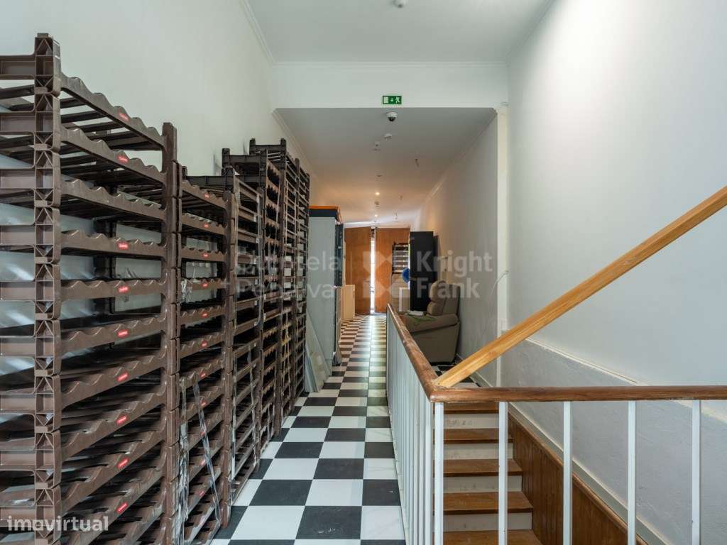 Loja com dois pisos e montra para arrendar nas Avenidas Novas - Grande imagem: 5/25