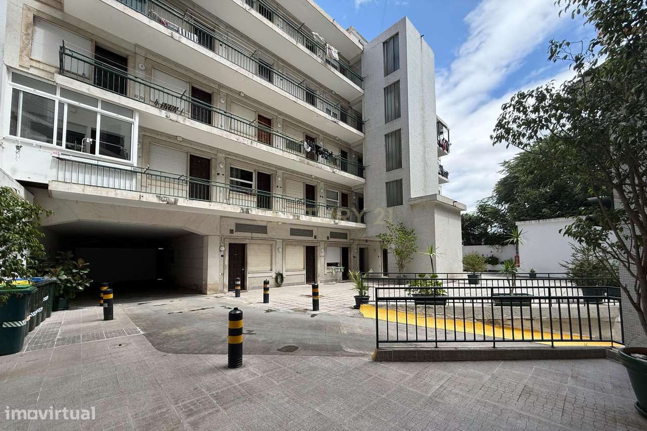 4 Apartamentos T1 + 3 Lugares de Garagem na Zona do Príncipe Real no C - Grande imagem: 2/46