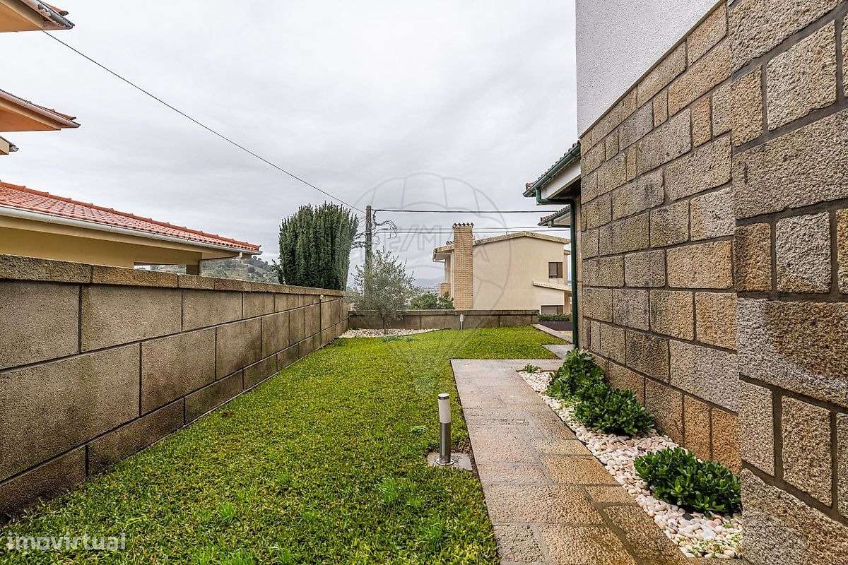 Moradia T5 individual em Nogueira - Braga-12