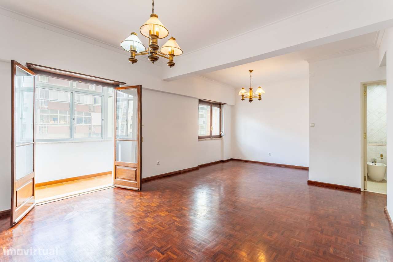 Apartamento T2 em Benfica, com 2 WC's, Varandas e Garagem - Grande imagem: 2/28