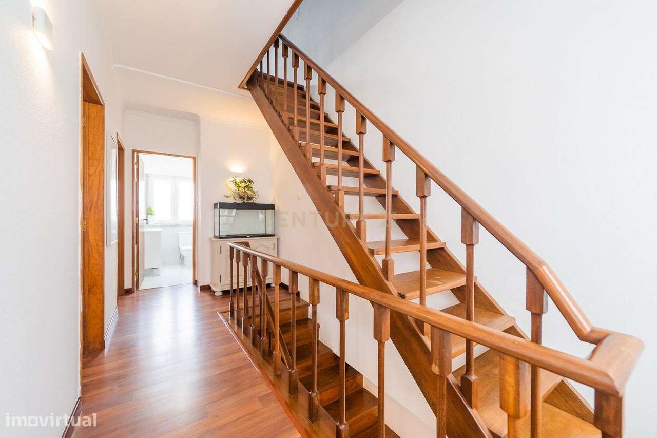 Propriedade com duas moradias geminadas-26