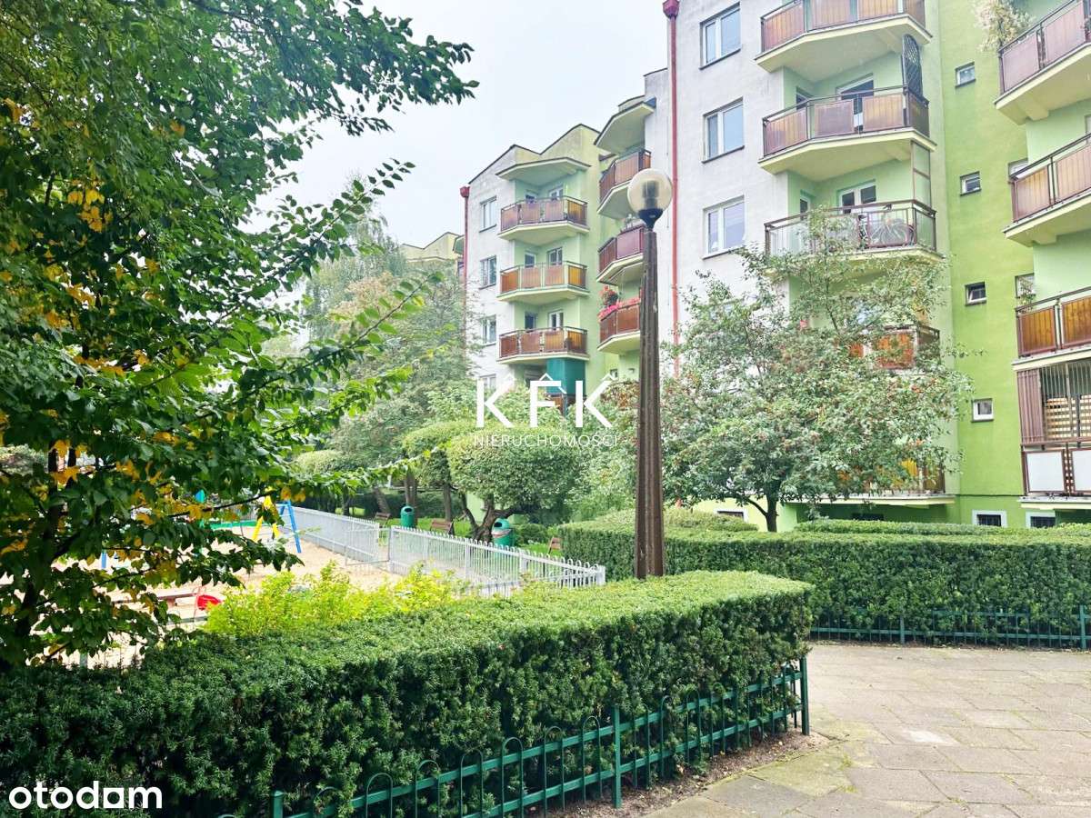 Trzy niezależne pokoje Blok Cegła Balkon Film-0