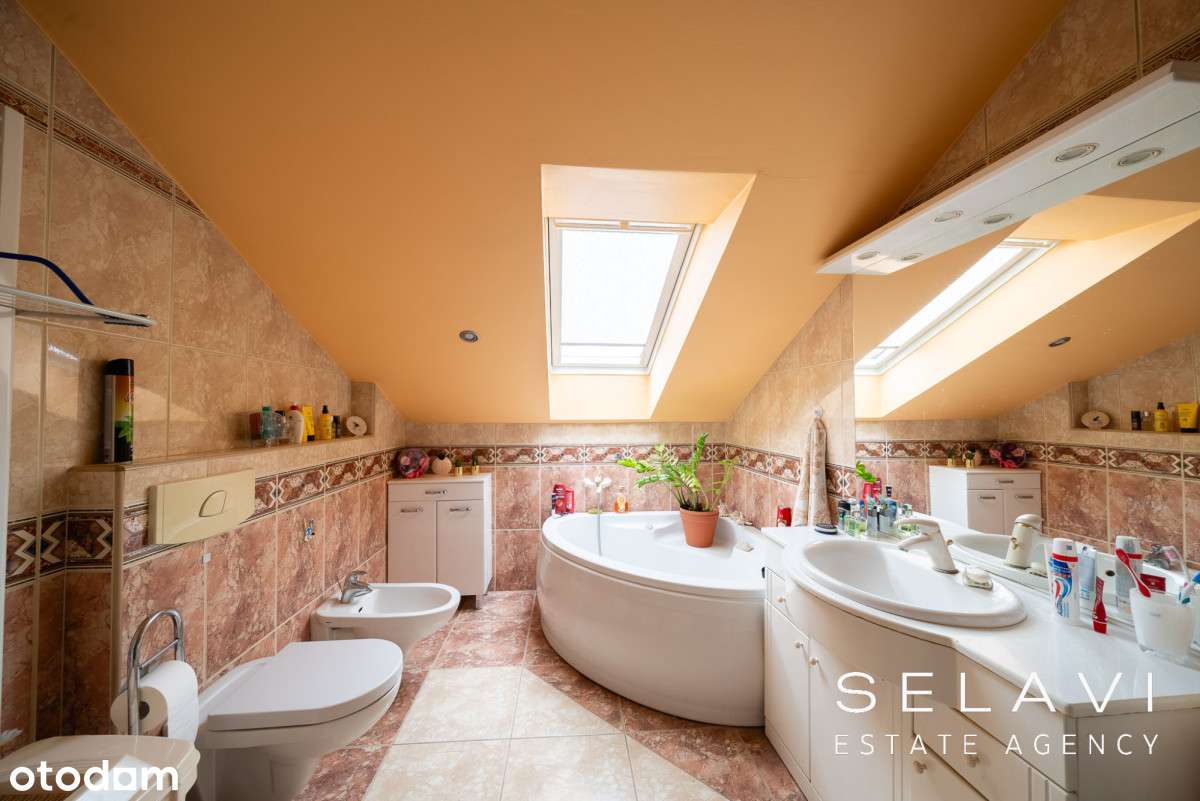 Dom podzielony na dwa mieszkania i biura-17