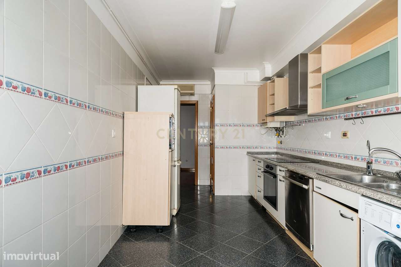 Duplex T3+3 com Vista Mar e Garagem Box – junto à praia e à A5-10