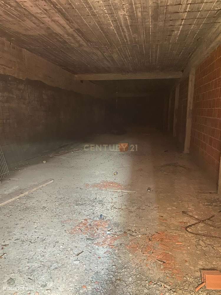 Terreno para Construção com Edificação Inacabada e Projeto Anteriormen-5