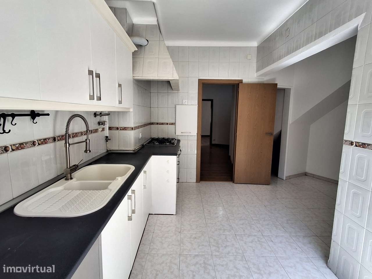 Apartamento T4 muito soalheiro, em zona central.-19