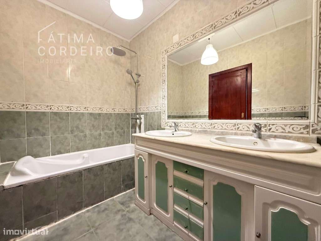 Moradia em Banda T4 no Feijó - Espaço, Conforto e Excelente Localiz...-18