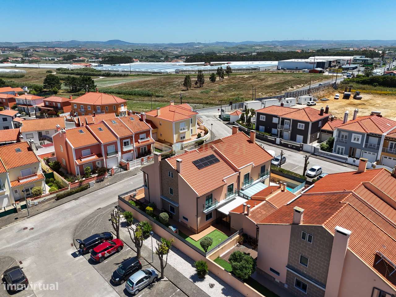 Moradia T4+1, em ótimo estado de conservação, localizada próximo da pr-23