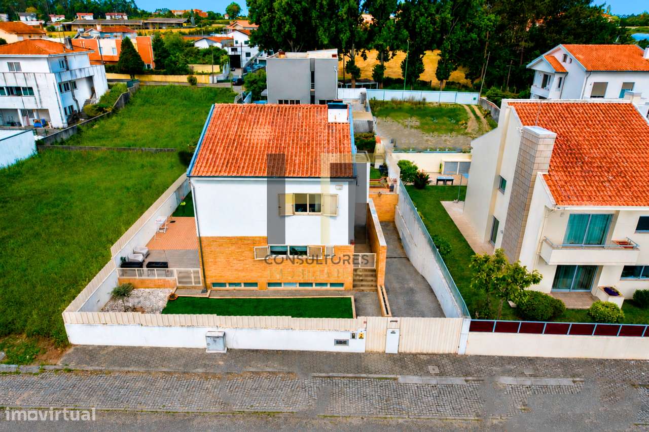 Moradia T3 | 4 Frentes | Piscina, Suite c/ Closet, Garagem 3 Carros |-55