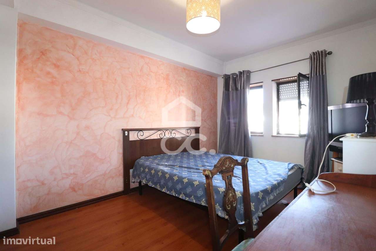 T2 com com arrumo e lugar de estacionamento no Vale das Flores - Grande imagem: 5/9