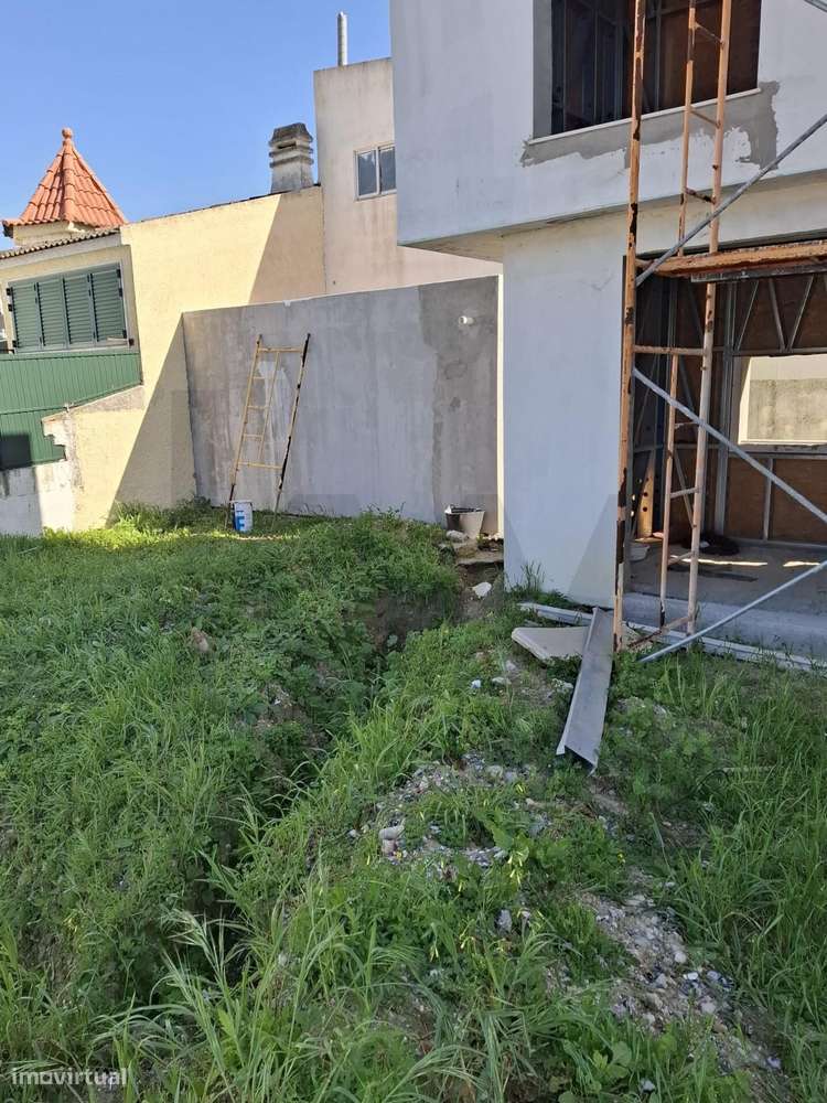 Lote de terreno com projecto de construção em curso | Moradia T3 isola-18