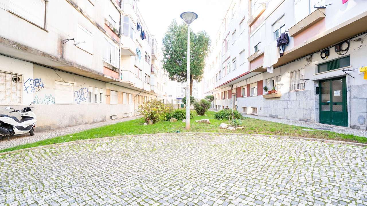 Apartamento T2 + 1* - Remodelado, em Queluz-47