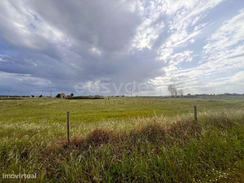 Terreno com 22400m com Construção, Poço e Eletricidade - Grande imagem: 2/17