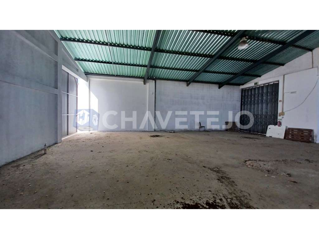Prédio com habitação, armazém, e logradouro a 3 minutos de Tomar.-14
