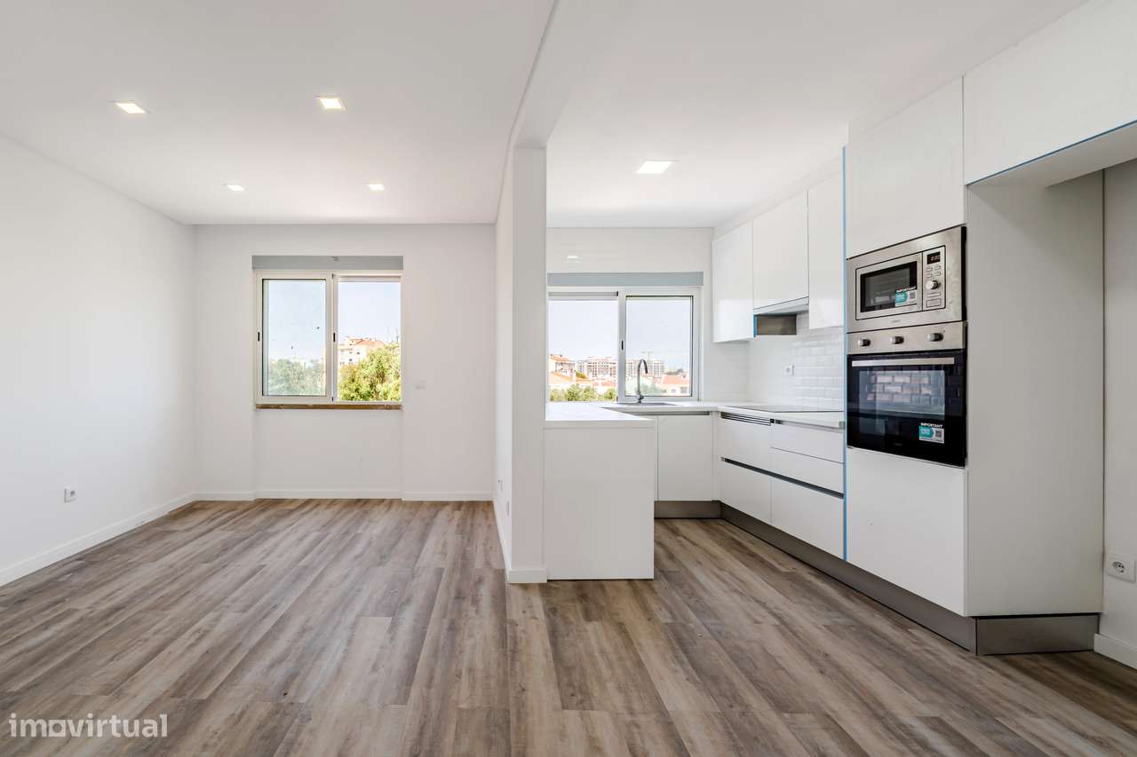 Apartamento T2 - Renovado- Vista Rio-0