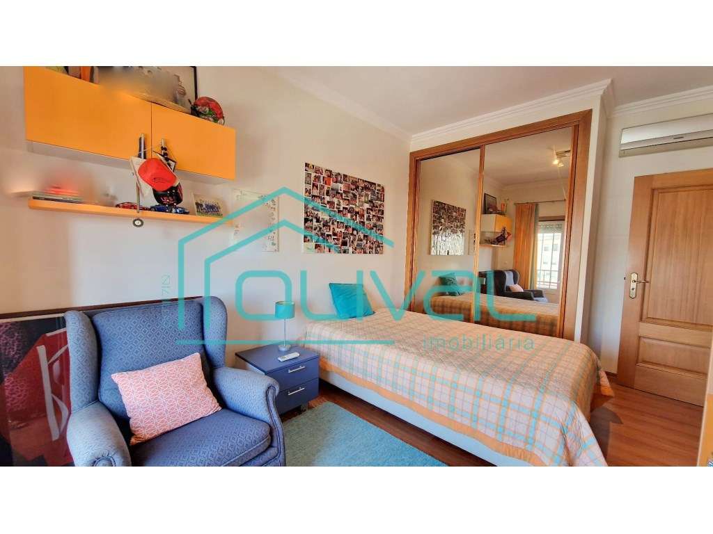 T4 com Arrecadação e Garagem Box no Centro de Benavente - Excelente...-20