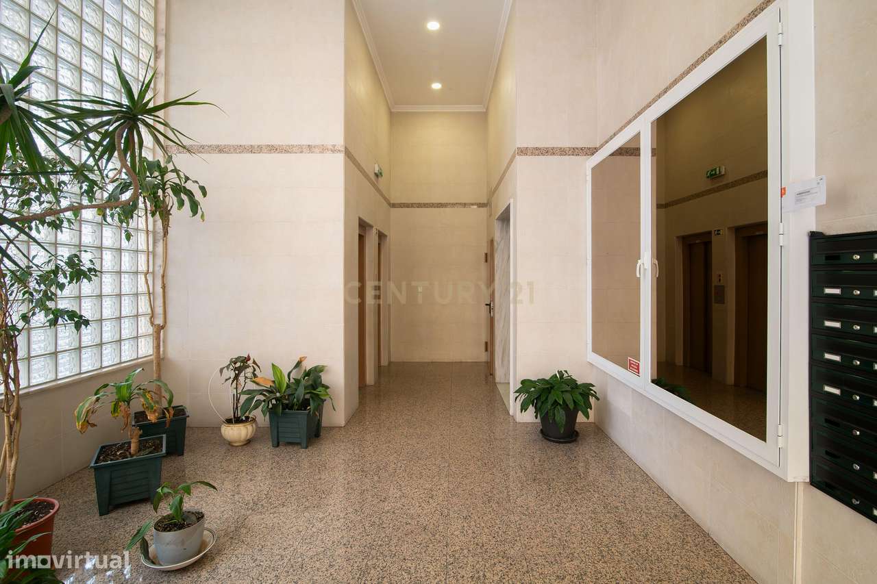 Apartamento T2 – Jardim da Radial, com 2 elevadores e arrecadação-18