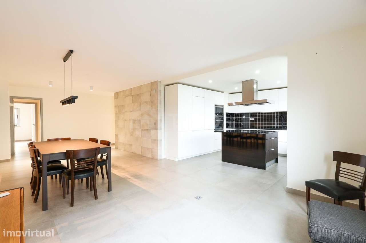 T4 CONVERTIDO EM T3 DE ALTO PADRÃO | 163 M² | 2 GARAGENS + ARRECADAÇÃO-8