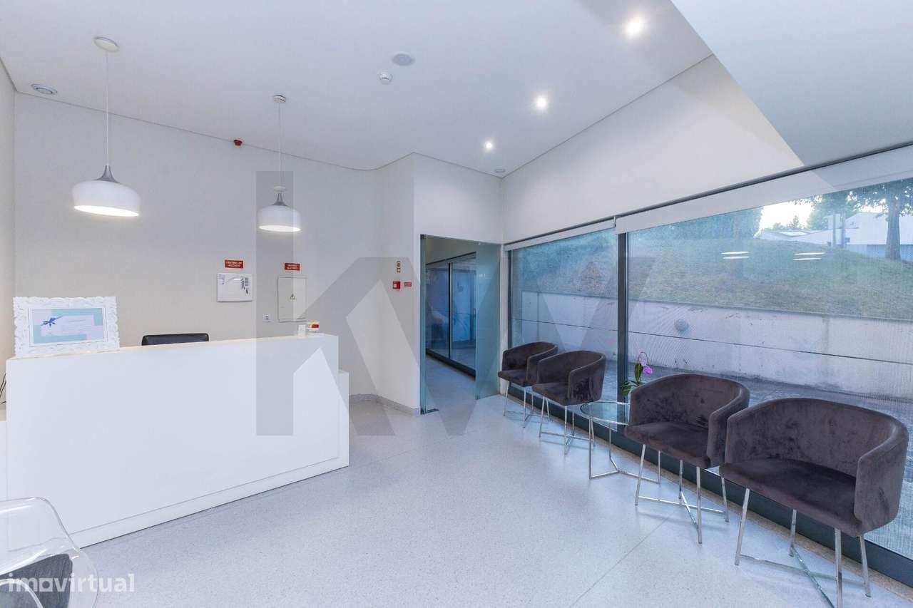 Trespasse Premium em Gaia: Clínica/Loja "Chave na Mão" ao Lado da Linh - Grande imagem: 2/25