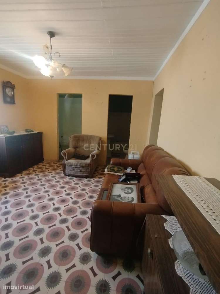 MORADIA POR REMODELAR COM DOIS QUARTOS E QUINTAL DE GRANDES DIMENSÕES - Grande imagem: 5/25