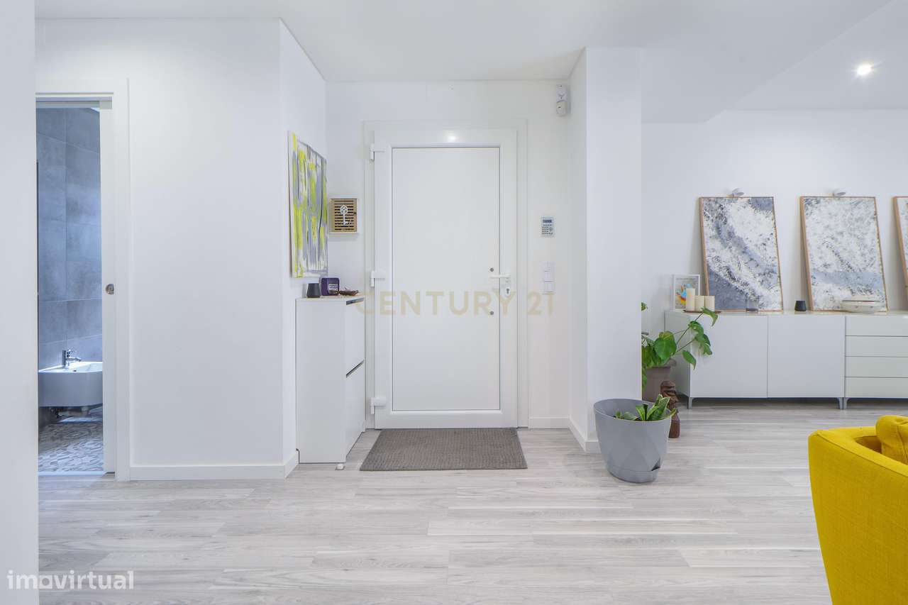 Moradia T4 com piscina e domótica – Fernão Ferro, Seixal / 570.000 € - Grande imagem: 2/39