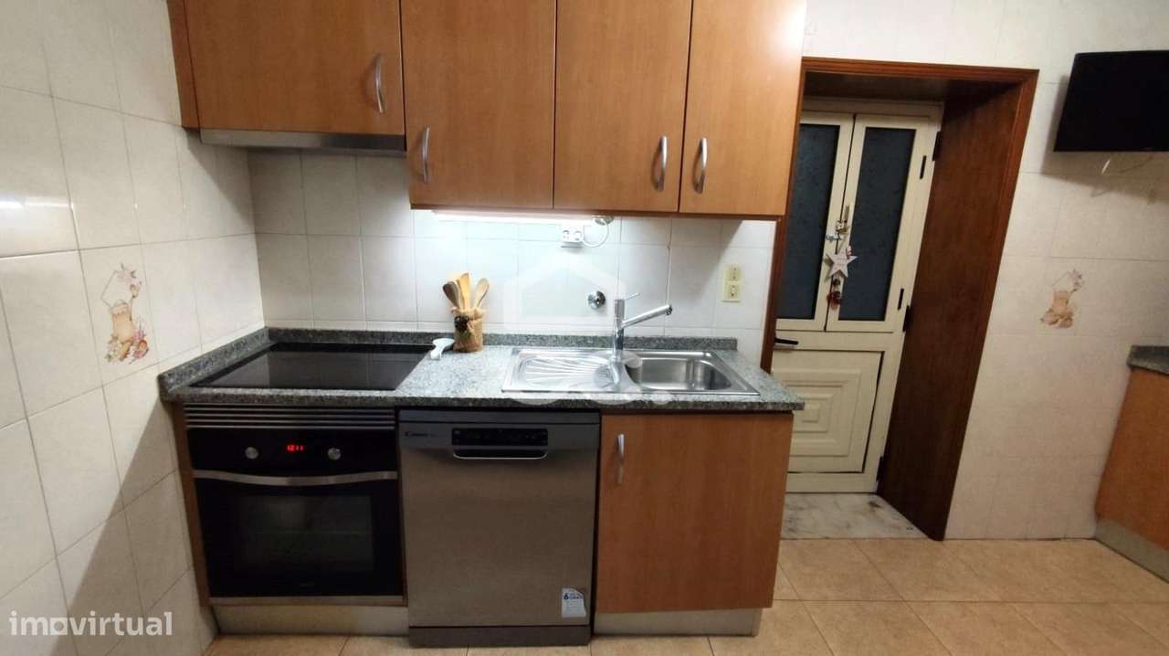 Moradia em Gaveto com Dupla Possibilidade: Habitação + Investimento em-6