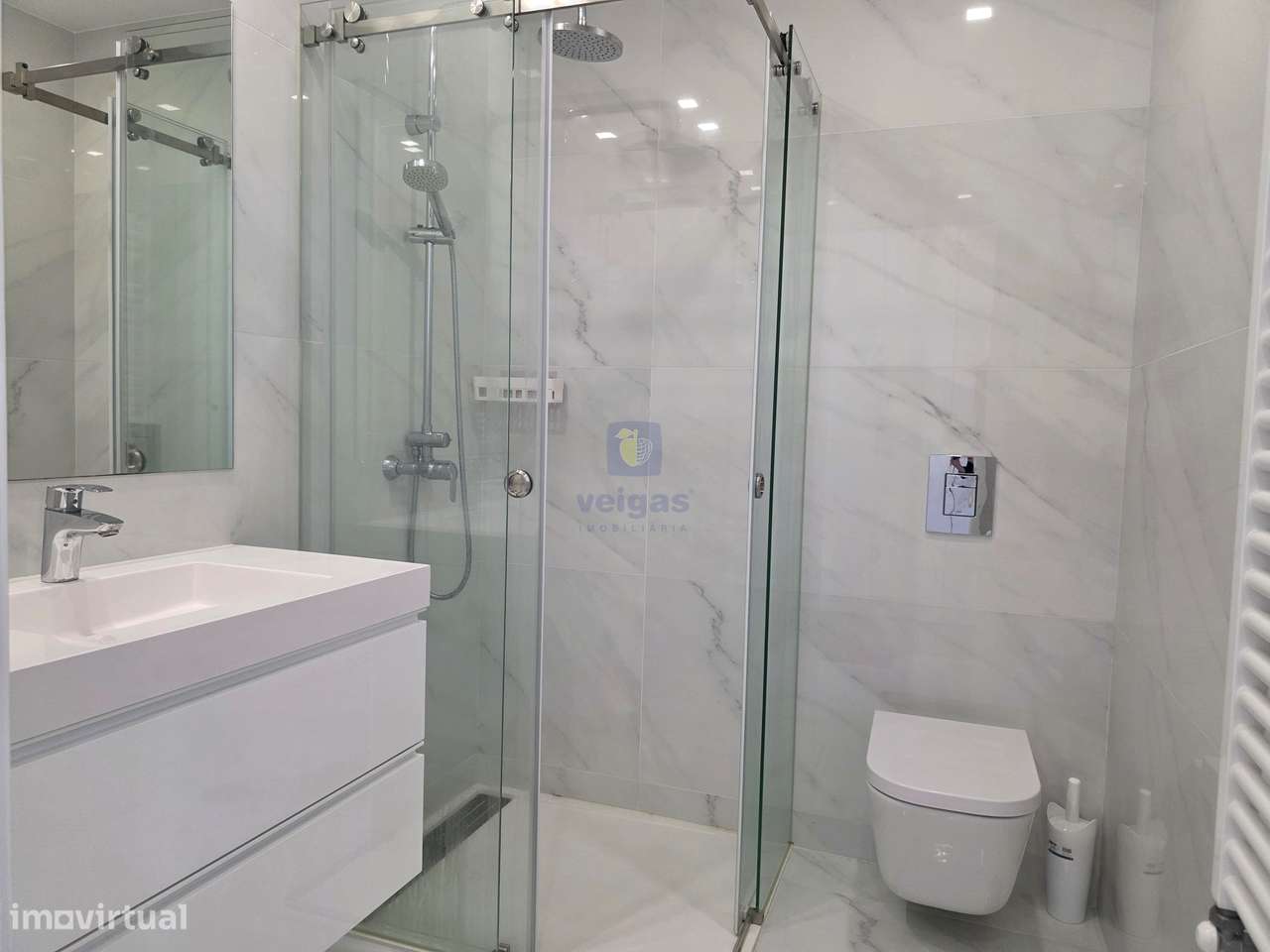 Apartamento semi-novo, T2, 2 WC, box p/ 2 carros e arrumos, em Leiria-20