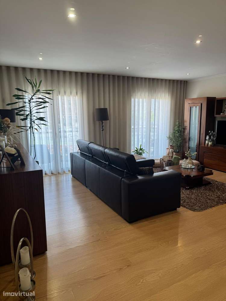 Apartamento T3 com 3 casas de banho e garagem-27